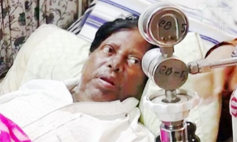 শিল্পী আব্দুল জব্বারের পাশে দাঁড়ান