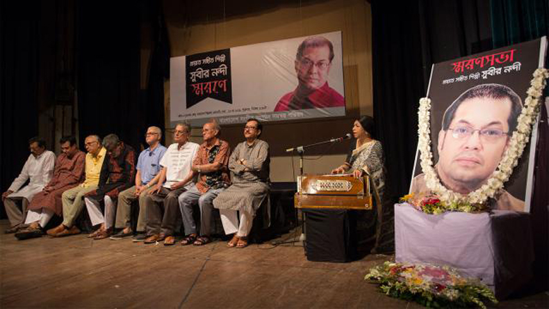 সুবীর নন্দীর ছবিতে মালা, জ্বলছে প্রদীপ