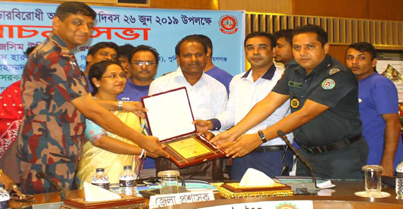 মাদক বিরোধী আন্দোলনের কর্মী মান্নান ভূঁইয়াকে শ্রেষ্ঠ সংগঠকের পুরস্কার তুলে দিলেন জেলা প্রশাসন