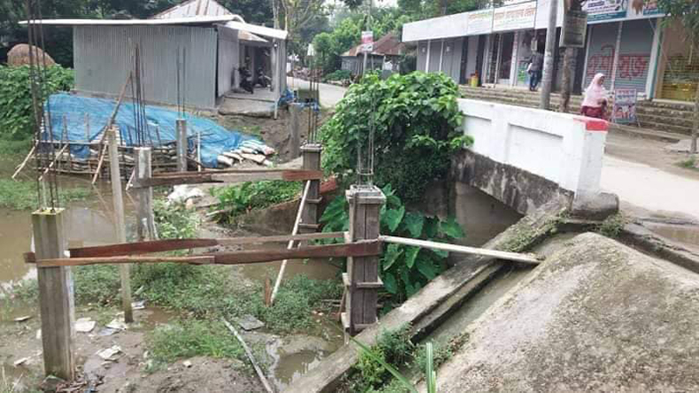 কালভার্টের মুখ বন্ধ করে বিল্ডিং নির্মাণ সিরাজগঞ্জের বহুলীতে