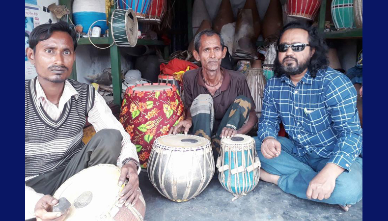 বংশপরম্পরায় বিভিন্ন বাদ্যযন্ত্রের নিপুণ কারিগর অনিলের গল্প