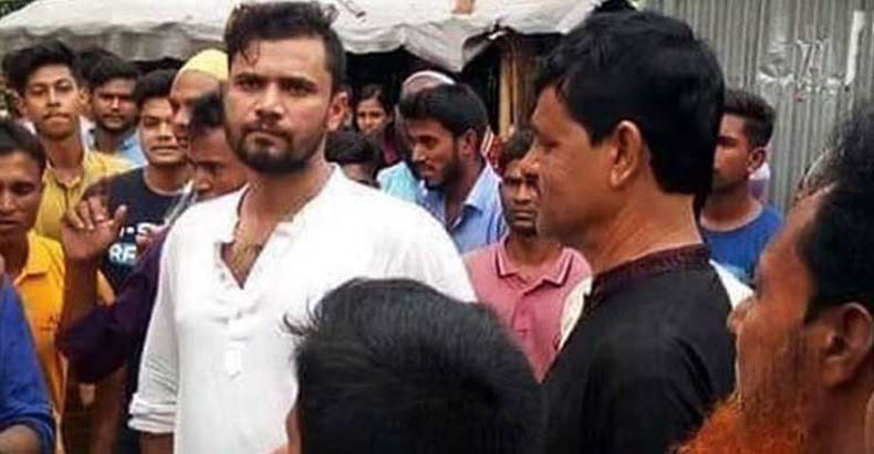 হঠাৎ গৃহপরিচারিকার বাড়িতে মাশরাফি, স্যালুট জানালেন গ্রামবাসী