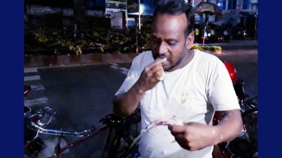 আজব এক ব্যক্তি কাঁচা মাছ, মাংস ও লতাপাতা খেয়ে স্বাভাবিক ভাবে চলে