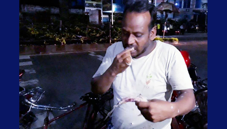 আজব এক ব্যক্তি কাঁচা মাছ, মাংস ও লতাপাতা খেয়ে স্বাভাবিক ভাবে চলে