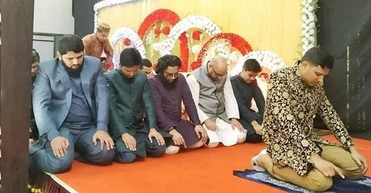 বিয়ের স্টেজেই বরের ইমামতি, ছবি ভাইরাল
