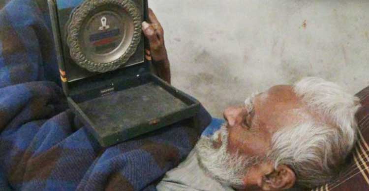 চিকিৎসার অভাবে কাঁদছেন অসহায় ভাষাসৈনিক!