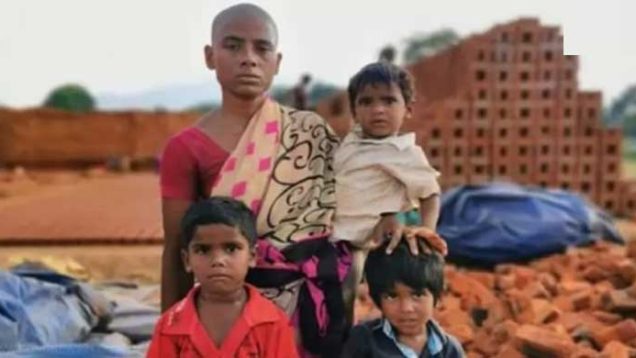 ১৫০ টাকায় চুল বিক্রি করে সন্তানদের খাবার দিলেন মা