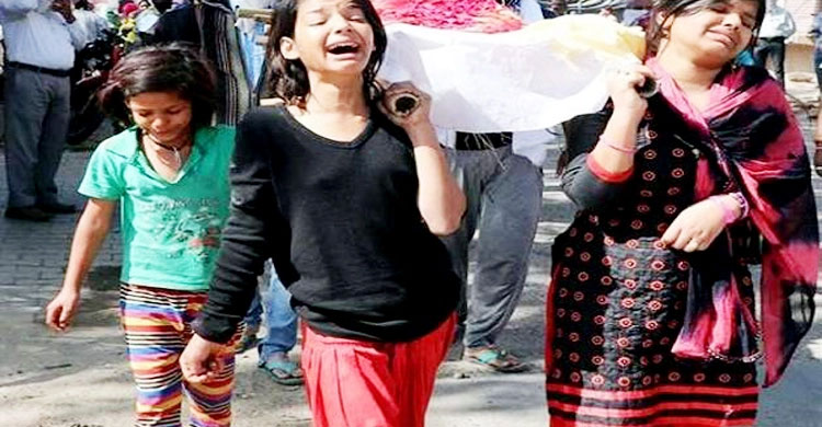 করোনাভাইরাস আতঙ্কে এলো না কেউ, চার মেয়ের কাঁধে বাবার লাশ!