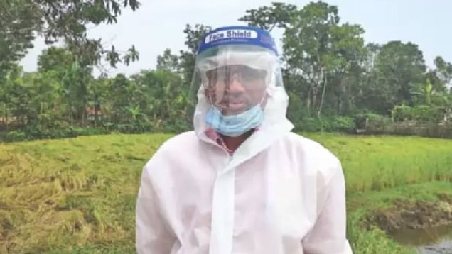 বাড়ি বাড়ি গিয়ে রোগীর নমুনা সংগ্রহ করেন তিনি