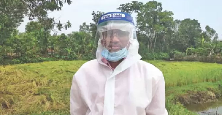 বাড়ি বাড়ি গিয়ে রোগীর নমুনা সংগ্রহ করেন তিনি