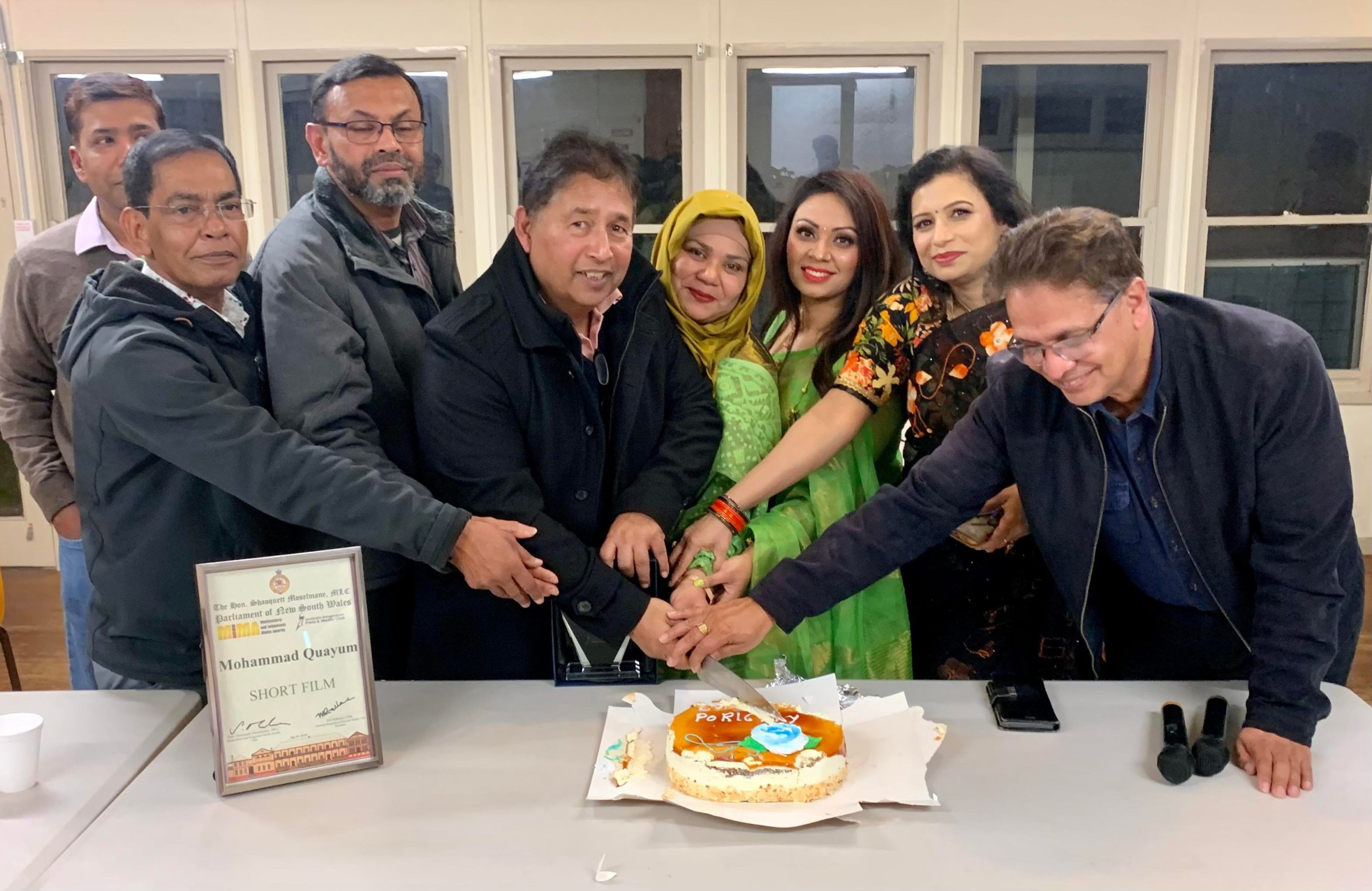 সিডনিতে ‘সংজ্ঞায়িত পরিচয়’ নাটকের থ্যাংকস গিভিং পার্টি